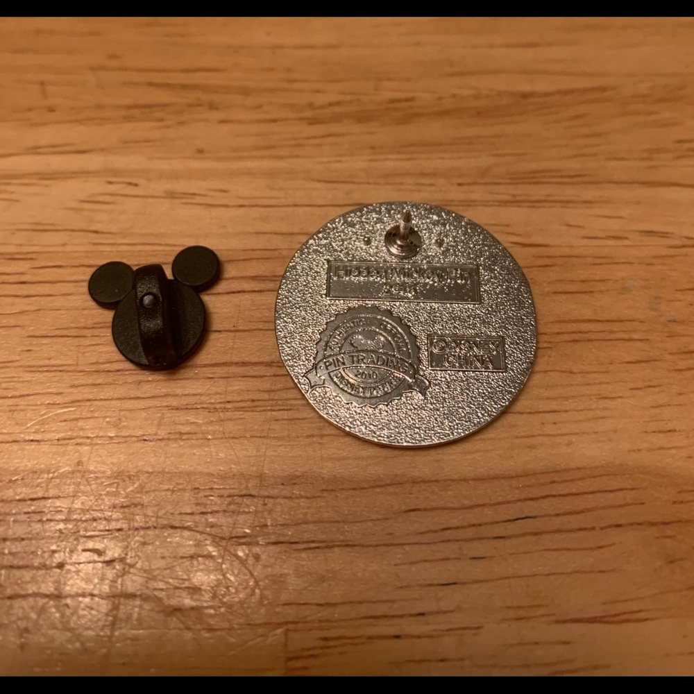 Disney Trading Pin - Picture 2 of 2